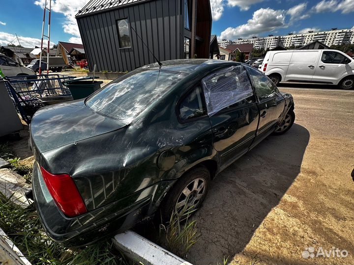 Volkswagen Passat 1.8 МТ, 2000, битый, 240 000 км