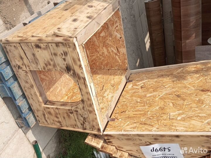 Скамейка и будка для собаки