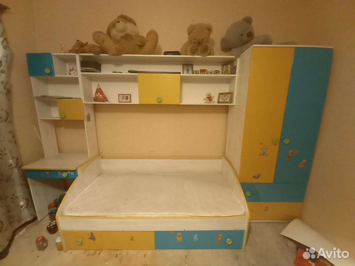 Детский уголок с кроватью и столом