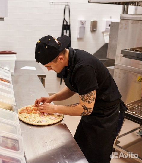 Повар пиццамейкер