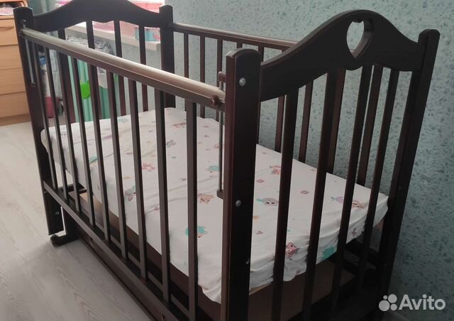 Кроватка детская с маятником