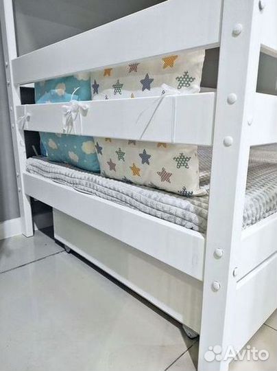 Детская двухъярусная кровать