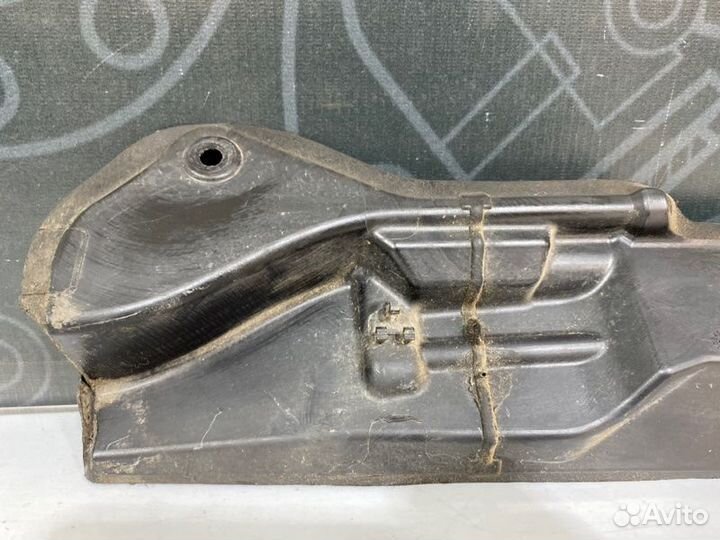 Пыльник крыла передний левый Audi A4 B6 ASN 2004