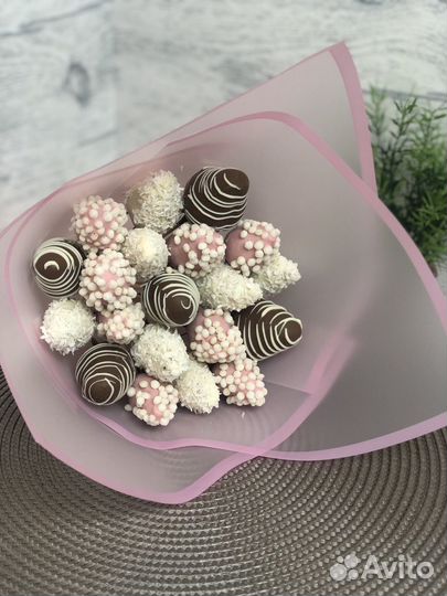 Клубника в бельгийском шоколаде девушке