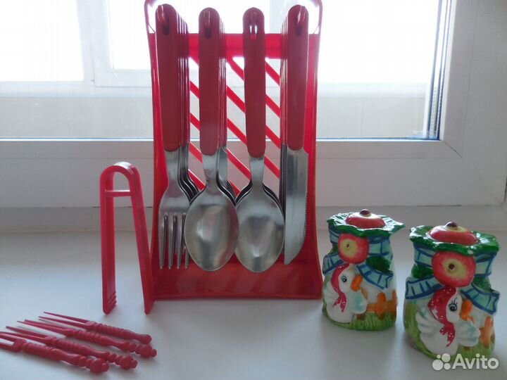 Столовый набор:Вилки Ножи Ложки Щипцы Шпажки Подст