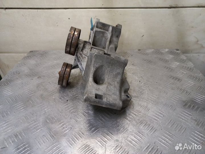 Кронштейн генератора Volkswagen Golf 4 1.4 16V AKQ