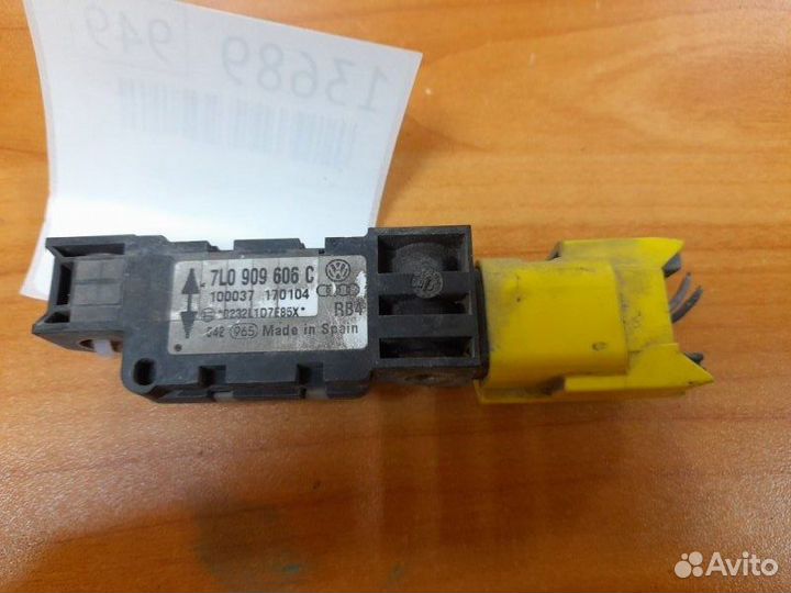 Датчик удара Volkswagen Touareg 2003-2010