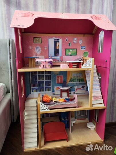 Кукольный домик с мебелью и куклами