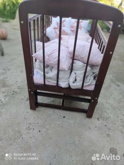 Детская кроватка с маятником