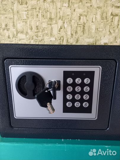 Сейф металлический