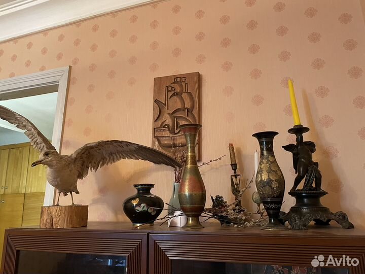 Статуэтка орла, вазы металлические, подсвечники