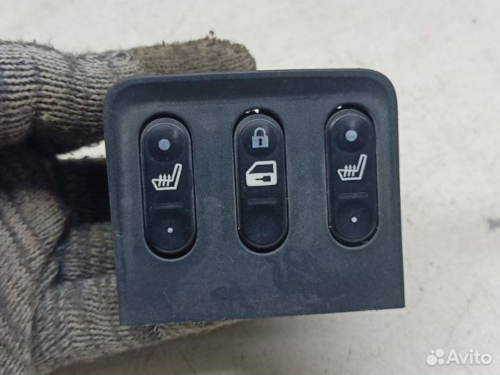 Кнопка обогрева сидений Nissan Primera P12 левый