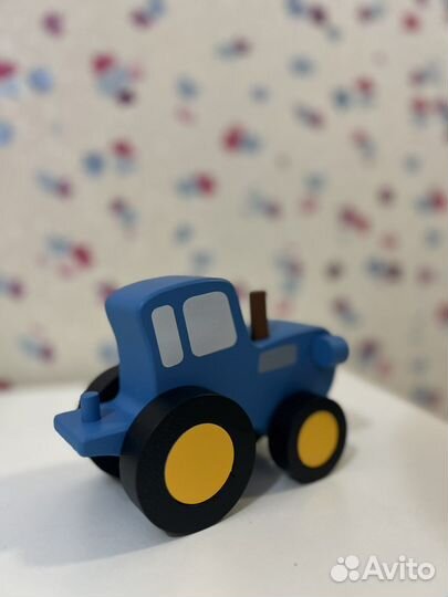 Синий трактор деревянный