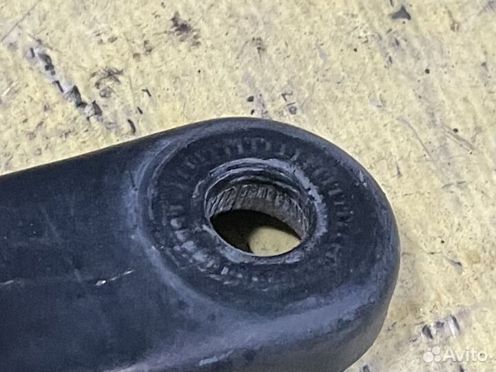 Поводок стеклоочистителя правый Renault Logan 2