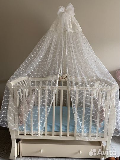 Детская кроватка с маятником и ящиком