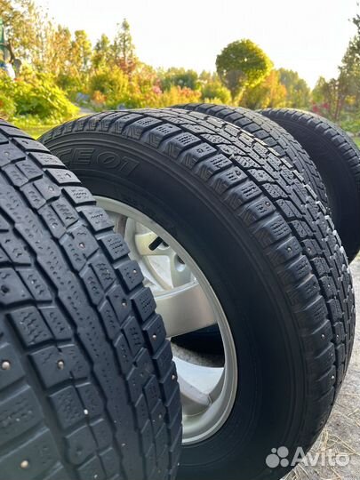 Dunlop SP Winter Ice 01 215/60 R16