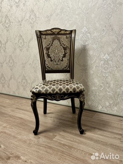 Стол и стулья