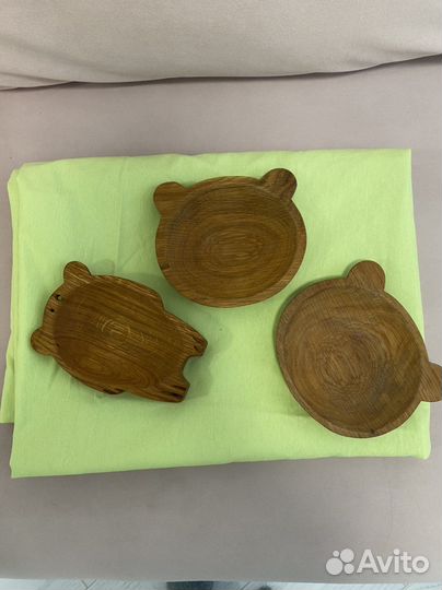 Большая скатерть и деревянные блюда