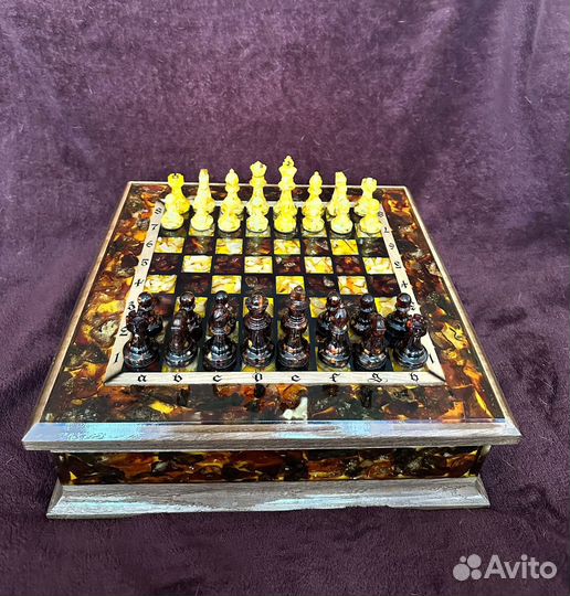 Шахматы из янтаря