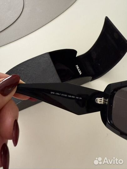 Солнцезащитные очки Prada