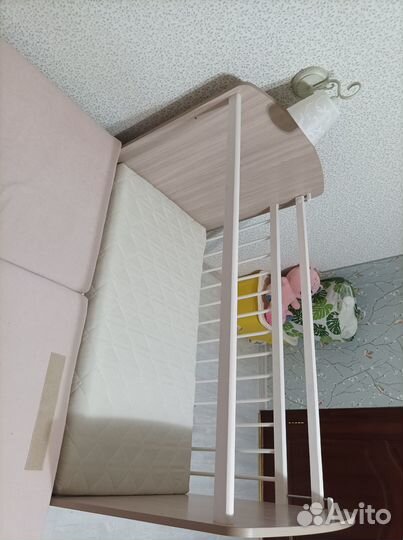 Детская кроватка с маятником