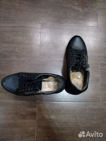 Кроссовки женские