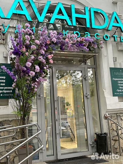 Декор витрин, оформление входной группы цветами