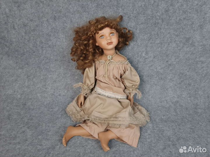 Кукла фарфоровая