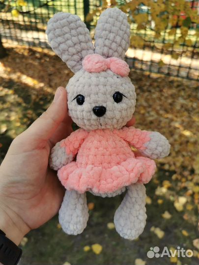 Игрушка Зайка/зайчик вязаный из плюшевой пряжи