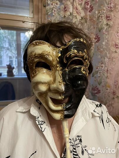 Маска с карнавала