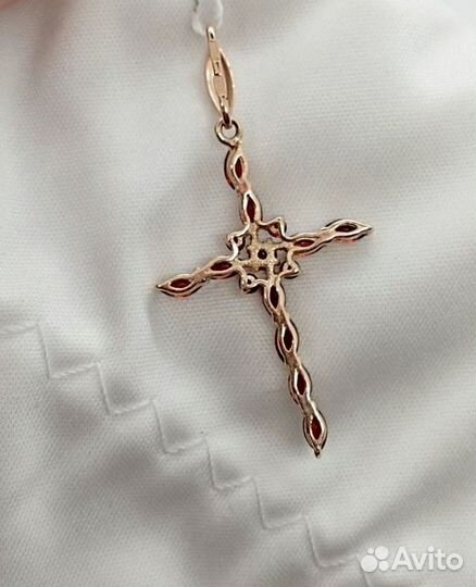 Золотая подвеска с камнем