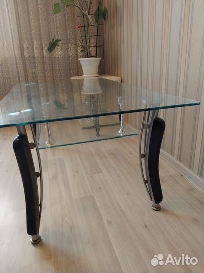 Стеклянный столик