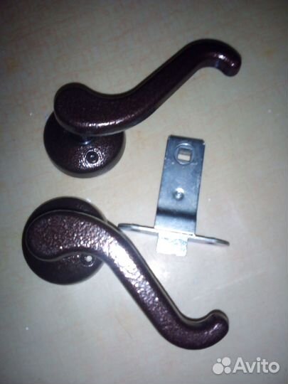 Дверные ручки с защелкой