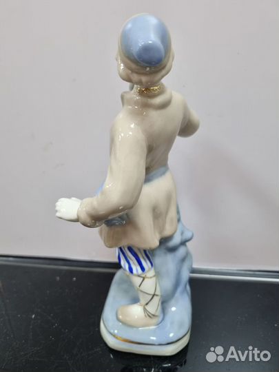 Фарфоровая статуэтка 