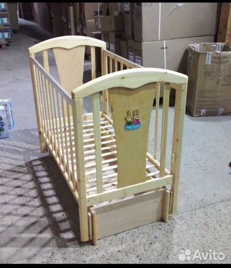 Кровать с маятником и ящиком