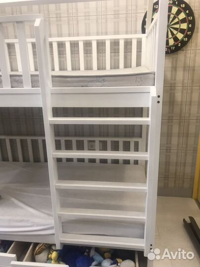 Двухярусная кроватка с матрасами и наматрасниками