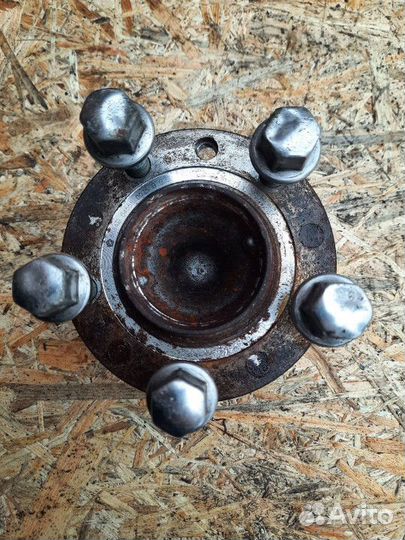 Ступица задняя Chrysler 200 2015