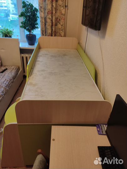 Детская кровать с бортиком и матрасом