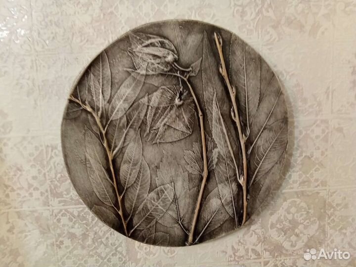 Ботанический барельеф ручной работы