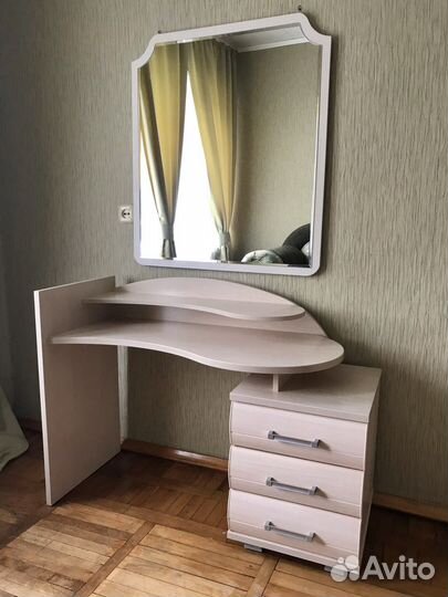 Туалетный столик с зеркалом