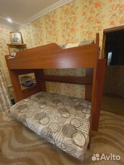 Продам двухярусную кровать с диваном б/у
