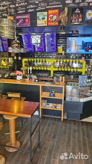 Бармен в магазин-бар пива