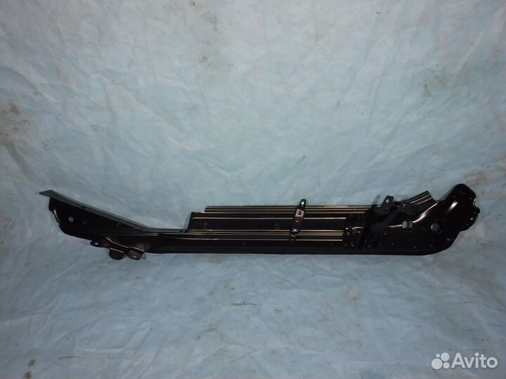 Усилитель левого крыла верхний Touareg / Таурег