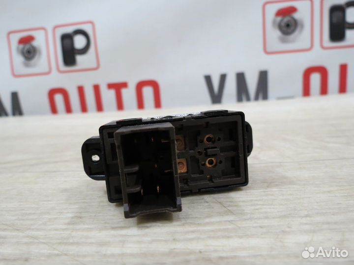 Кнопка передняя правая Kia Rio 3