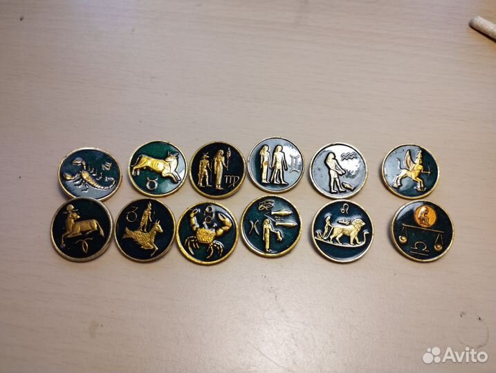 Коллекция из 12 значков 