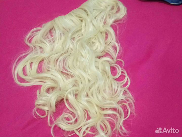 Волосы на заколках блонд