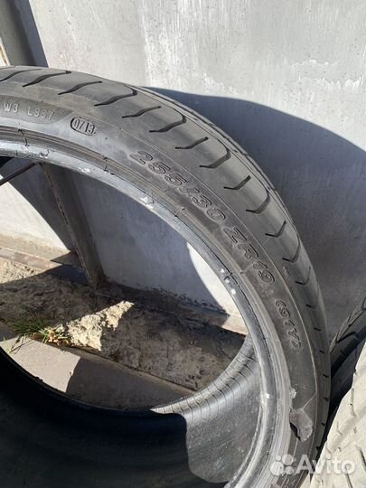 Pirelli P Zero 235/35 R19 и 255/30 R19