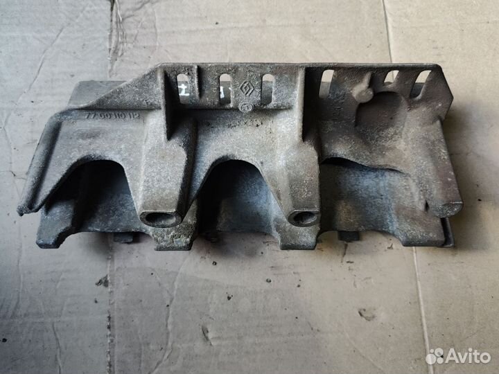 Кронштейн впускного коллектора Laguna 2