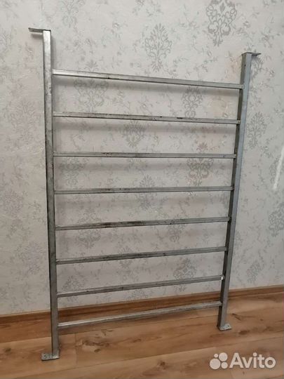 Решетка - ограничитель на окно для детей