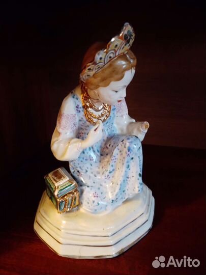 Фарфоровая статуэтка 